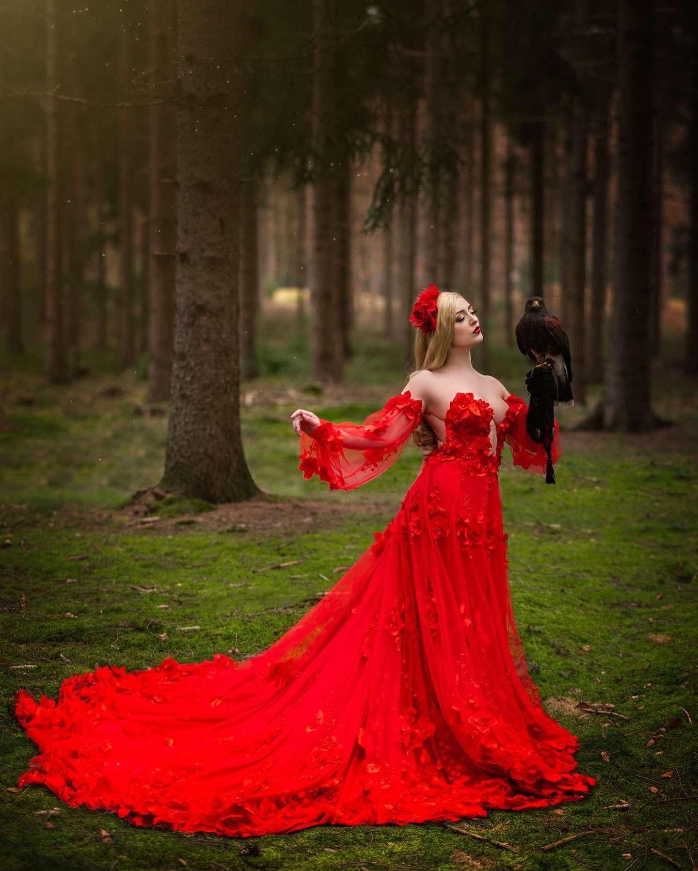 Fantasy-queens-with-birds-of-prey-Raisa-Riemens-2