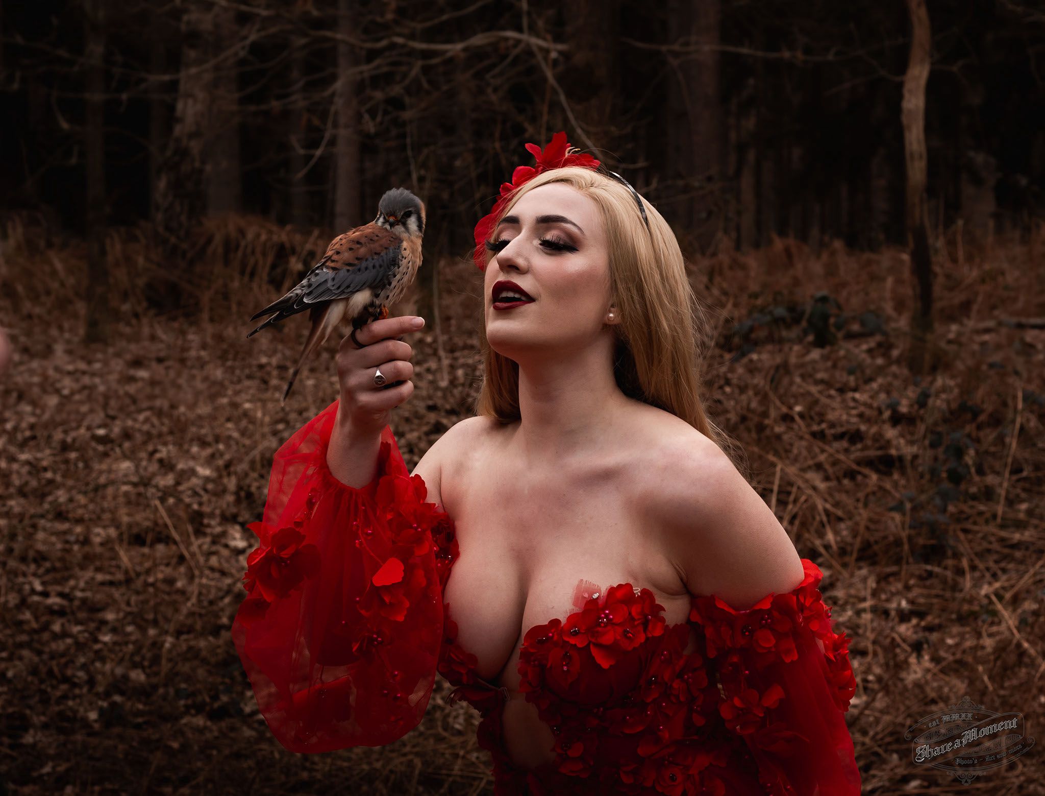 Fantasy-queens-with-birds-of-prey-Raisa-Riemens-3