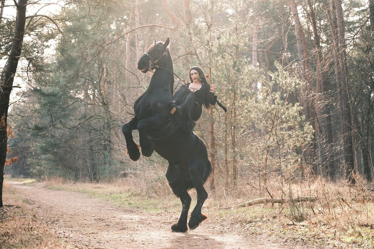 Goths & Horses-Raisa-Riemens-3