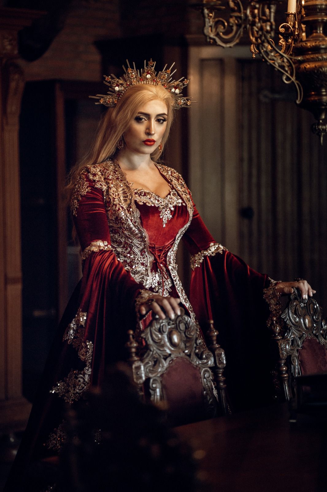 Red-Queen-Raisa-Riemens-1