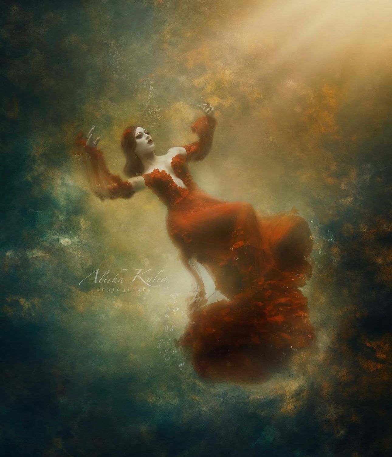 Underwater-shoot-classic-art-Raisa-Riemens-2